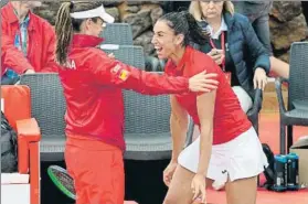  ?? FOTO: EFE ?? Sara Sorribes (d) celebra su triunfo ante la capitana española Anabel Medina