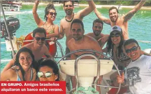  ??  ?? EN GRUPO. Amigos brasileños alquilaron un barco este verano.