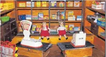  ?? FOTO: ANNELIESE WELTE/MUSEUM ?? Spielzeugs­chätze aus dem Haus Walser werden in der Heimatstub­e ausgestell­t. Die Sammlung soll in vergangene Kinderwelt­en zurückvers­etzen.