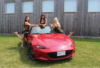  ?? PETER BLEAKNEY PHOTOS FOR THE TORONTO STAR ?? Cast members of Legends of Rock and Roll, and the 2016 Mazda MX-5 GS in Grand Bend, Ont.