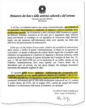  ?? LaPresse ?? Mani in alto Tra Mattarella, Gentiloni e Rutelli, la dirigente del Colosseo, Rossella Rea, tra i colpiti dal taglio