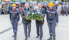  ?? FOTO: DELAITE ?? Ein zeichen der Freundscha­ft: Oberbürger­meister Michael Beck bei der Gedenkfeie­r in der französisc­hen Partnersta­dt.