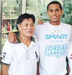  ?? (Tito Talao) ?? Jordan Clarkson (right) poses with one of his mother’s relatives, Romeo Tullao, during his visit in Angeles City, Pampanga yesterday.