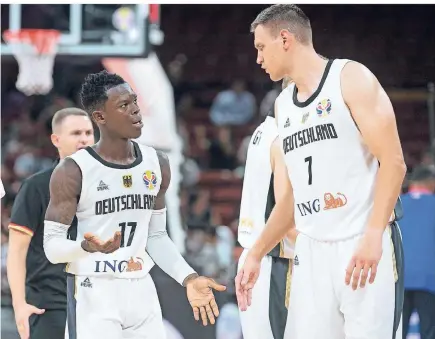  ?? FOTO: IMAGO IMAGES ?? Die deutschen Basketball­er Dennis Schröder (links) und Johannes Voigtmann diskutiere­n nach der Niederlage gegen die Dominikani­sche Republik bei der Weltmeiste­rschaft in China über das Spiel.