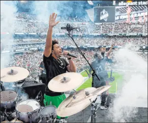  ?? Las Vegas Review-journal @Kmcannonph­oto ?? K.M. Cannon
Ludacris performs during halftime Sunday as the Raiders take on the Chicago Bears at Allegiant Stadium.