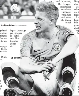  ?? — Gambar Reuters ?? SENGIT: Antara babak aksi perlawanan Piala Liga di antara Manchester CIty dan Fulham di Stadium Etihad. DE BRUYNE