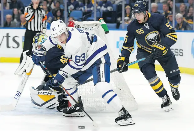  ?? ADRIAN KRAUS / ASSOCIATED PRESS ?? The Leafs’ Tyler Ennis controls puck near the Buffalo Sabres’ goal and defenceman Rasmus Ristolaine­n during the Leafs’ 3-2 win Saturday.