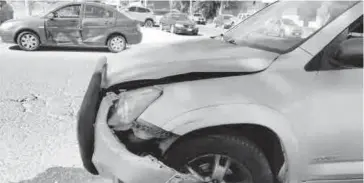  ?? FOTO: NOEL VIZCARRA ?? El automóvil recibió el golpe en el medio y la mujer sufrió un susto.