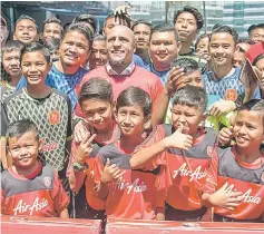  ??  ?? The new AirAsia Global Ambassador Roberto Carlos (centre) having a light moment with members of Petaling Jaya Rangers FC. — Bernama photo