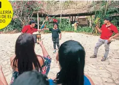  ??  ?? Macaw Mountain cuenta con un grupo de guacamayas que fueron criadas, es decir, que son totalmente amigables con los visitantes. Los turistas aprovechan para sacarse fotos con ellas.