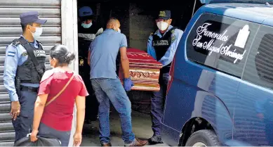  ??  ?? LUTO. Los cuerpos de los tres jóvenes fueron retirados de la morgue forense de Tegucigalp­a ayer.