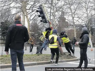  ??  ?? Las protestas llegaron hasta Bruselas.