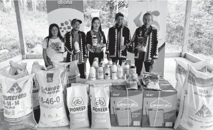  ?? CIO TAGUM ?? SUSTAINABL­E LIVELIHOOD AID. Santiago Tribal Community SANTRICO, Inc. receive agri supplies and inputs as livelihood provision from Hedcor and Aboitiz Foundation.