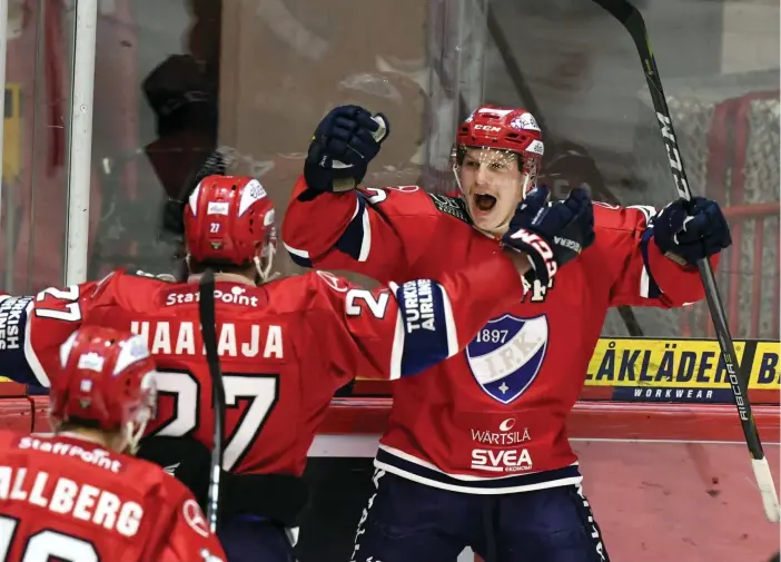  ?? FOTO: LEHTIKUVA / HEIKKI SAUKKOMAA ?? HIFK-backen Teemu Eronen blev matchhjält­e i förlängnin­gens sjätte minut.
■