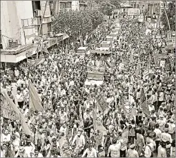  ?? ?? In the Maharashtr­a battlefiel­d, even flags and party symbols are difficult to separate and distinguis­h. At least three of the parties use saffron