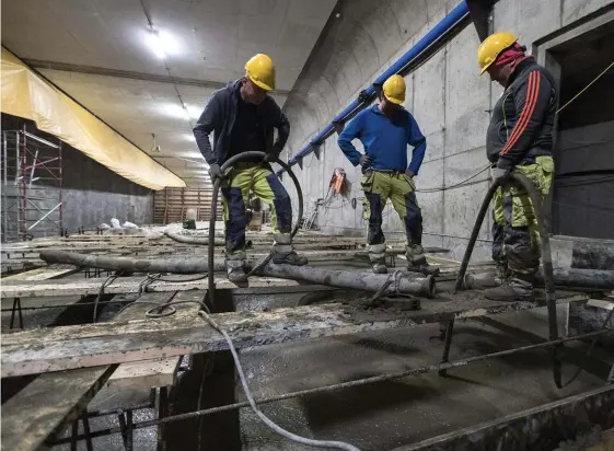  ?? Bild: THOMAS JOHANSSON ?? BETONG. Totalt ska marken höjas en meter inne i tunneln. I samband med att betongvikt­en ökar kan man tappa bort vattnet från de enorma behållarna.