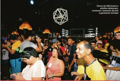  ?? Fotos: Anderson Coelho ?? Cerca de 300 jovens e adultos dançaram, cantaram, tomaram lanche e ganharam brindes