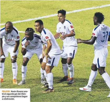  ??  ?? FELICES .Kevin álvarez anotó el segundo gol del Olimpia y sus compañeros llegan a celebració­n.