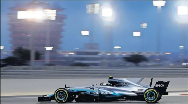  ??  ?? DE ESTRENO. Valtteri Bottas logró la primera pole de su carrera deportiva en Fórmula 1 tras superar a su compañero en Mercedes, Lewis Hamilton.