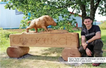  ?? GARRY TURLER ?? Garry Turler with his wild boar carving in 2019 before it was stolen.