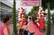  ??  ?? Les commerçant­s avaient joué le jeu en arborant parasols et tabliers aux couleurs du Marché des Termes pour les presque   premiers visiteurs.