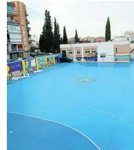  ?? ?? De izquierda a derecha, colegio La Quinta; zona infantil del centro Esparrague­ra, en Motril; y la Casa Madre, situada en el emblemátic­o barrio del Albayzín