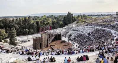  ?? Ansa ?? La cavea
Il teatro di Siracusa costruito nel V a. C. A sinistra, i comici Ficarra e Picone