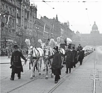  ?? Foto: ČTK ?? Od panteonu Národního muzea k Můstku a poté centrem Prahy na Vyšehrad zamířil před 80 lety pohřební průvod s K. H. Máchou.