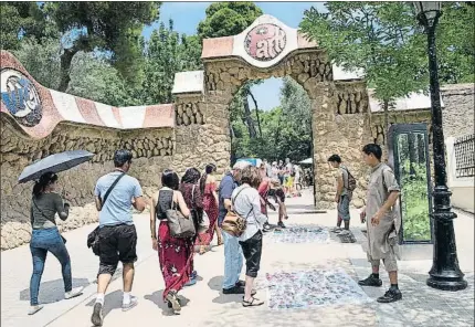  ?? MANÉ ESPINOSA ?? A la caza del turista. Los manteros se sitúan a las puertas del parque y también en su interior