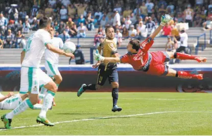  ??  ?? Agustín Marchesín fue factor para que el duelo terminara en empate