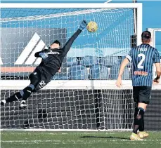  ?? /EFE. ?? Pierluigi Gollini (95) arquero del Atalanta, se lanza para tratar de evitar el primer gol del Lazio .
Milan
Inter
Roma Juventus Napoli Lazio Atalanta Sassuolo Verona Sampdoria Fiorentina Benevento Udinese Genova Bologna Spezia Torino Cagliari Parma Crotone