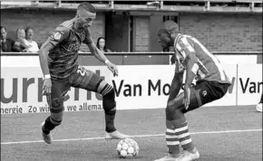  ??  ?? Hakim Ziyech (l) van Ajax probeert langs een tegenstand­er te gaan.
(Foto: Nusport)