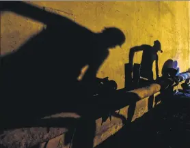  ??  ?? Right top: A technician from China Railway Tunnel Group inspects the installati­on of the steel arch at the head of the tunnel borer, Nov 19, 2020. Right bottom: Workers take a bus to the No 4 inclined wellhead of the Qinling Mountains Water Conveyance Tunnel with a length of 5,820.21 meters, Nov 18, 2020.