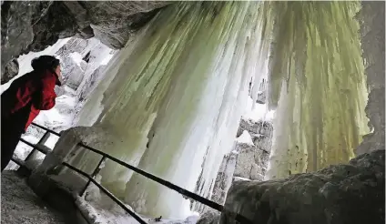  ??  ?? Bizarre Formatione­n: Wenn das Wasser in der Breitachkl­amm im Winter gefriert, entsteht ein mächtiger Eisvorhang.