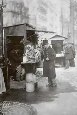  ?? Photo: Paris, musée Carnavalet ?? Bouquetier. Paris, vers 1898-1900. Photograph­ie d'Eugène Atget (1857-1927).