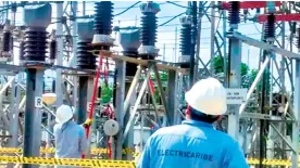  ?? ARCHIVO ?? Operarios de Electricar­ibe realizan trabajos en una subestació­n eléctrica.