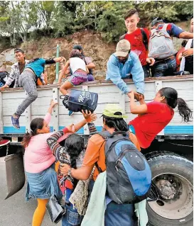  ?? ESTEBAN BIBA/EFE ?? La caravana migrante avanza por Guatemala.