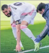  ??  ?? Benzema, asistido por el fisio.