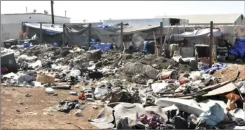  ?? PHOTO TOM BODUS ?? A homeless encampment behind an abandoned business site in El Centro.