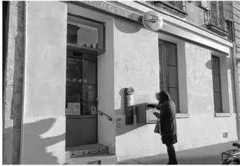  ??  ?? Le bureau de poste du quartier Saint-louis, rue Royale, vient d’être rénové.