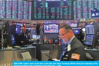  ??  ?? NEW YORK: Traders work on the floor of the New York Stock Exchange (NYSE) during the beginning of the Christmas holiday week on Monday in New York City. — AFP