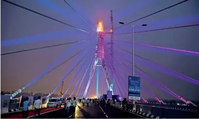  ?? PTI ?? A view of the newly inaugurate­d Signature Bridge during a laser show at Wazirabad in New Delhi on Sunday. —