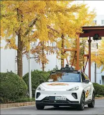  ?? PENG ZIYANG / XINHUA ?? An autonomous driving vehicle conducts a test run in Beijing.
