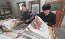  ?? ZHANG CHI / FOR CHINA DAILY ?? Yang Luoshu, 92, right, from Weifang, Shandong province, is among those who have had great passion for the Chinese Lunar New Year woodblock prints.