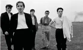  ?? ?? Simple Minds in August 1981 (from left): Mick MacNeil, Derek Forbes, Charlie Burchill, Kenny Hyslop and Jim Kerr. Photograph: Virginia Turbett/Redferns