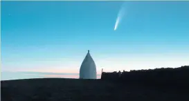  ??  ?? Comet NEWISE above White Nancy