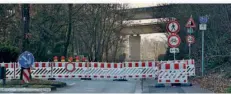  ?? FOTO: BECKERBRED­EL ?? Der Felsblock im unteren Felsenweg sorgt noch immer für eine Sperrung der Straße zwischen St. Arnual und Güdingen-Unner.