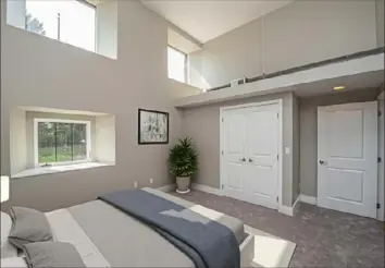  ??  ?? This bedroom at Walnut Ridge has high ceilings and many windows.