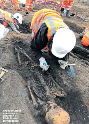  ??  ?? Archaeolog­ist uncovers a skeleton at Park Street, Birmingham