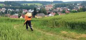  ?? Foto: Josef Lentscher ?? Wer bei den Wandertage­n der Wandergrup­pe Aindling die Langstreck­e von 20 Kilometern läuft, wird mit einem herrlichen Blick auf die Marktgemei­nde Aindling belohnt.